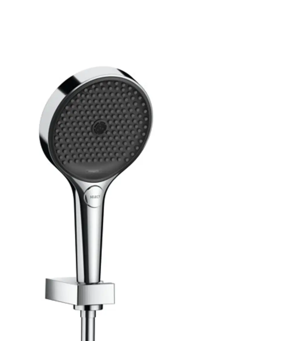 Brausekopf von Hansgrohe mit runder, strukturierten Oberfläche und Halterung. Der Schlauch ist an der Brause befestigt, Chrom-Oberfläche und schwenkbare Wandhalterung sind sichtbar.